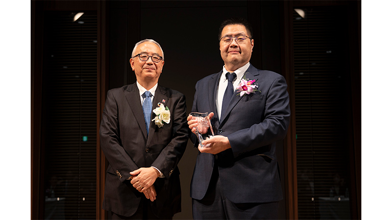 At the Award Ceremony held on December 19, 2025<br />
(Right: Hideaki Konishi, General Manager of IR Division, Left: Isao Teshirogi, Chairman of JIRA)